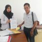 Dewan Pengawas YLBH Sarana Keadilan Rakyat, Fajar Kustanto saat menyerahkan Surat Kepada Sekpri Bupati Pasuruan (Dok. Harianjatim.id)