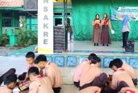 Suasana proses belajar mengajar di Aula SMPN 1 Krembung (foto : ist )