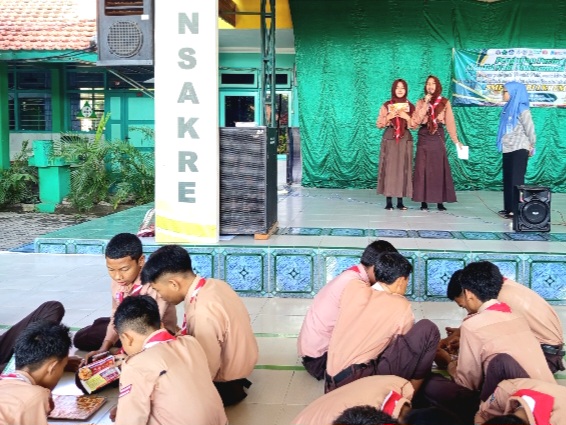 Suasana proses belajar mengajar di Aula SMPN 1 Krembung (foto : ist )