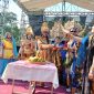 Kepala Desa Tejowangi, M.Yasin bersama jajarannya serta Ketua Panitia Tejowangi Ethnic Carnival 2025, bersama-sama Potong Tumpeng (Dok. Harianjatim.id)