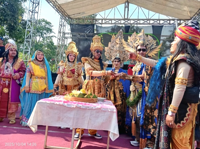 Kepala Desa Tejowangi, M.Yasin bersama jajarannya serta Ketua Panitia Tejowangi Ethnic Carnival 2025, bersama-sama Potong Tumpeng (Dok. Harianjatim.id)