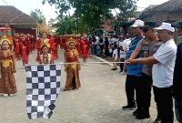 Peserta Karnaval secara resmi diberangkatkan oleh Plt. Camat Balongpanggang, Umar Salim, yang didampingi oleh Kapolsek Balongpanggang, AKP Wiwit Maryanto.(Dok. Harianjatim.id)