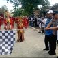 Peserta Karnaval secara resmi diberangkatkan oleh Plt. Camat Balongpanggang, Umar Salim, yang didampingi oleh Kapolsek Balongpanggang, AKP Wiwit Maryanto.(Dok. Harianjatim.id)