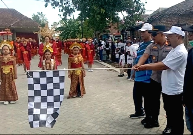 Peserta Karnaval secara resmi diberangkatkan oleh Plt. Camat Balongpanggang, Umar Salim, yang didampingi oleh Kapolsek Balongpanggang, AKP Wiwit Maryanto.(Dok. Harianjatim.id)