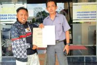 Muslim Property bersama Kuasa hukumnya Heri Siswanto SH.MH saat di depan SPKT Polres Pasuruan (Dok. Harianjatim.id)