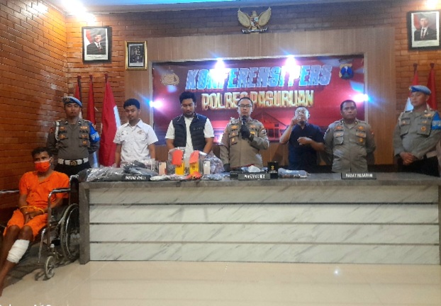 Konferensi Pers Polres Pasuruan, Ungkap Kasus Pengancaman dengan Senjata tajam dan pelemparan bondet di Pasrepan (Dok. Harianjatim.id)