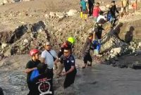 Perwakilan YLBH Sarana Keadilan Rakyat saat distribusikan secara langsung bantuan logistik kepada korban terdampak erupsi Gunung  Semeru 2025. (Dok. Harianjatim.id)