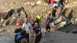 Perwakilan YLBH Sarana Keadilan Rakyat saat distribusikan secara langsung bantuan logistik kepada korban terdampak erupsi Gunung  Semeru 2025. (Dok. Harianjatim.id)
