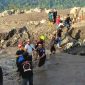 Perwakilan YLBH Sarana Keadilan Rakyat saat distribusikan secara langsung bantuan logistik kepada korban terdampak erupsi Gunung  Semeru 2025. (Dok. Harianjatim.id)