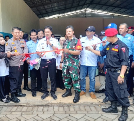 Camat Purwodadi, M. Sugiarto bersama jajaran Forkopimca dan Progrib Jatim saat Gunting Pita dalam peresmian SPPG 02 Gajahrejo, Purwodadi (Dok. Harianjatim.id)