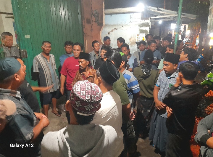 Para pedagang kaki lima yang terdampak berkumpul di depan Pasar Bangil, protes karena sudah 2 mingguan tidak bisa berjualan (Dok. Harianjatim.id)