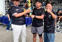 Pemilik PT. Pasir Mas H. Misbakhul Munir saat menyerahkan Piala Juara 1, Senja Kuda milik Muslimin Bangil (Dok. Harianjatim.id)