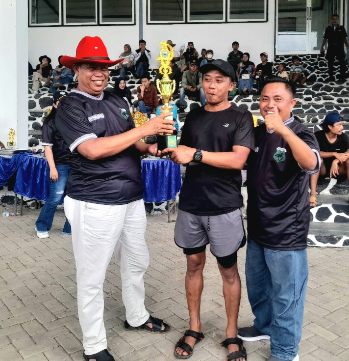 Pemilik PT. Pasir Mas H. Misbakhul Munir saat menyerahkan Piala Juara 1, Senja Kuda milik Muslimin Bangil (Dok. Harianjatim.id)