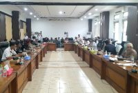 Suasana di ruang rapat DPRD Kabupaten Pasuruan, saat Para pedagang menggelar audensi bersama Komisi I, II dan instansi Terkait Pemerintah Kabupaten Pasuruan. (Dok. Harianjatim.id)
