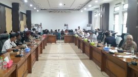 Suasana di ruang rapat DPRD Kabupaten Pasuruan, saat Para pedagang menggelar audensi bersama Komisi I, II dan instansi Terkait Pemerintah Kabupaten Pasuruan. (Dok. Harianjatim.id)