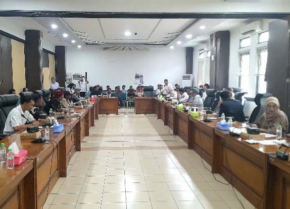 Suasana di ruang rapat DPRD Kabupaten Pasuruan, saat Para pedagang menggelar audensi bersama Komisi I, II dan instansi Terkait Pemerintah Kabupaten Pasuruan. (Dok. Harianjatim.id)