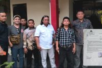 Team Kuasa Hukum BRN, Suhartono SH, Sukardi SH, Firmansyah SH, dan Roy SH, saat dampingi kliennya di depan Unit Pidum Polres Pasuruan (Dok. Harianjatim.id)
