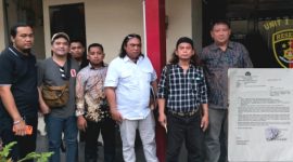 Team Kuasa Hukum BRN, Suhartono SH, Sukardi SH, Firmansyah SH, dan Roy SH, saat dampingi kliennya di depan Unit Pidum Polres Pasuruan (Dok. Harianjatim.id)