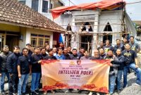 Kasat intelkam polres Pasuruan AKP. Lubis saat memimpin Bakti sosial di selah-selah riding di desa (foto: ist)