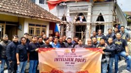 Kasat intelkam polres Pasuruan AKP. Lubis saat memimpin Bakti sosial di selah-selah riding di desa (foto: ist)