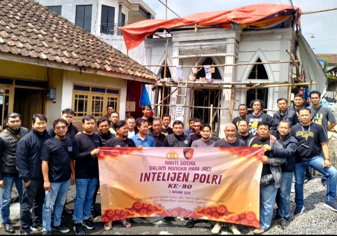 Kasat intelkam polres Pasuruan AKP. Lubis saat memimpin Bakti sosial di selah-selah riding di desa (foto: ist)