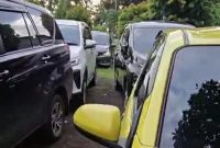Beberapa unit mobil rental yang diamankan di Polsek Sukorejo pasca insiden bentrokan BRN Vs Oknum SAKERA Desember 2025 (foto: ist)