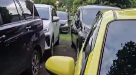 Beberapa unit mobil rental yang diamankan di Polsek Sukorejo pasca insiden bentrokan BRN Vs Oknum SAKERA Desember 2025 (foto: ist)