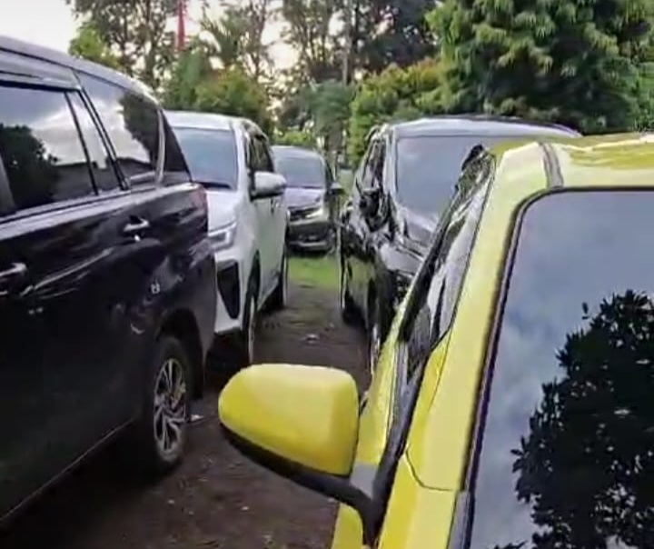 Beberapa unit mobil rental yang diamankan di Polsek Sukorejo pasca insiden bentrokan BRN Vs Oknum SAKERA Desember 2025 (foto: ist)