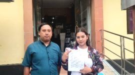 Korban Arisan bodong Kristina Wijayanti didampingi kuasa hukumnya Ardi Aprilianto SH, saat Laporan ke Polres Pasuruan. (Dok.Harianjatim.id)