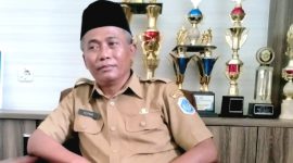 Camat Mantup, Kabupaten Lamongan, Ilyas S Kep, saat di wawancarai oleh awak media (Dok. Harianjatim.id)