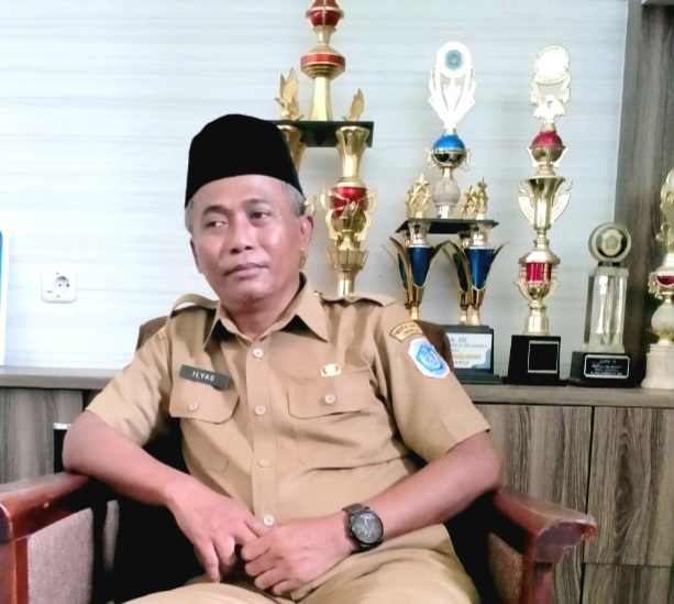 Camat Mantup, Kabupaten Lamongan, Ilyas S Kep, saat di wawancarai oleh awak media (Dok. Harianjatim.id)