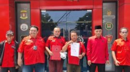 Pengurus PAC PDI Perjuangan saat melaporkan kasus dugaan penyalahgunaan dana Banpol ke Kejari Kabupaten Pasuruan (foto : ist)