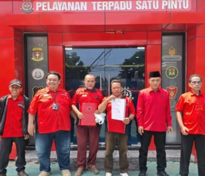 Pengurus PAC PDI Perjuangan saat melaporkan kasus dugaan penyalahgunaan dana Banpol ke Kejari Kabupaten Pasuruan (foto : ist)