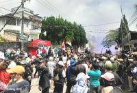 Aksi Demo Warga Prigen menolak keras alih fungsi kawasan hutan Tretes menjadi kawasan wisata di Jl. Wilis, Kecamatan Prigen, Kabupaten Pasuruan (Dok. Harianjatim.id)