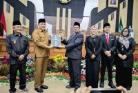 Bupati Pasuruan, Rusdi Sutejo bersama unsur pimpinan DPRD di rapat paripurna dalam agenda LKPJ Tahun 2025 (Dok. Harianjatim.id)