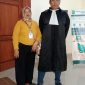 Foto : Kuasa Hukum JM Ardi Aprilianto SH bersama Istri terdakwa AN saat di depan Ruang Sidang PN Bangil (Dok. Harianjatim.id)