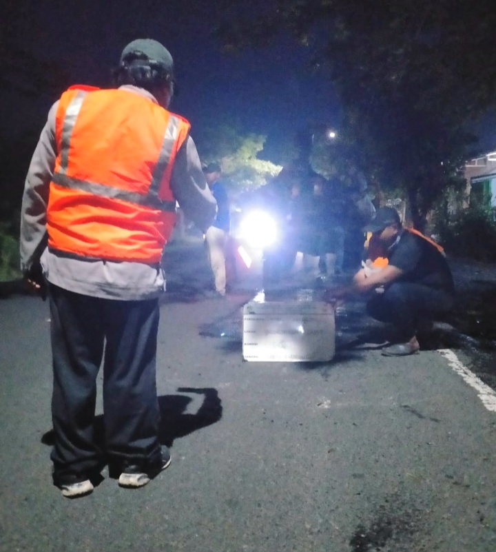 Tim URC DPUTR Gresik Benahi Jalan Berlubang di Balongpanggang, Kabupaten Gresik  (Dok. Harianjatim.id)