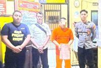 Terduga pelaku pembacokan di Purwosari S didampingi petugas saat ditahan di Mapolres Pasuruan ( foto : ist)
