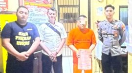 Terduga pelaku pembacokan di Purwosari S didampingi petugas saat ditahan di Mapolres Pasuruan ( foto : ist)