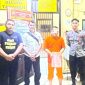Terduga pelaku pembacokan di Purwosari S didampingi petugas saat ditahan di Mapolres Pasuruan ( foto : ist)