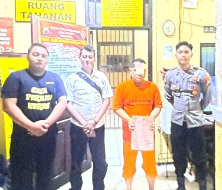 Terduga pelaku pembacokan di Purwosari S didampingi petugas saat ditahan di Mapolres Pasuruan ( foto : ist)