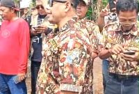 GM FKPPI Ayik Suhaya SH saat Sidak Proyek Koperasi Desa Merah Putih Sebani (Dok. Harianjatim.id)