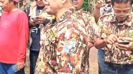 GM FKPPI Ayik Suhaya SH saat Sidak Proyek Koperasi Desa Merah Putih Sebani (Dok. Harianjatim.id)