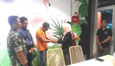 Kedua belah pihak yang berseteru akhirnya saling memaafkan dalam proses mediasi di Rumah Makan Anak Gunung ( Dok. Harianjatim.id)