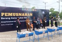 Bupati Pasuruan Rusdi Sutedjo Bersama jajaran Forkopimda dan Bea Cukai Musnahkan BB Barang Kena Cukai ilegal (Dok. Harianjatim.id)