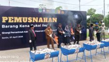 Bupati Pasuruan Rusdi Sutedjo Bersama jajaran Forkopimda dan Bea Cukai Musnahkan BB Barang Kena Cukai ilegal (Dok. Harianjatim.id)