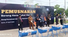 Bupati Pasuruan Rusdi Sutedjo Bersama jajaran Forkopimda dan Bea Cukai Musnahkan BB Barang Kena Cukai ilegal (Dok. Harianjatim.id)