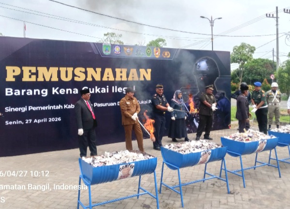 Bupati Pasuruan Rusdi Sutedjo Bersama jajaran Forkopimda dan Bea Cukai Musnahkan BB Barang Kena Cukai ilegal (Dok. Harianjatim.id)