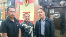 Muslimin didampingi 2 kuasa hukumnya saat memenuhi panggilan Polres Pasuruan Kota (Dok. Harianjatim.id)