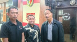 Muslimin didampingi 2 kuasa hukumnya saat memenuhi panggilan Polres Pasuruan Kota (Dok. Harianjatim.id)